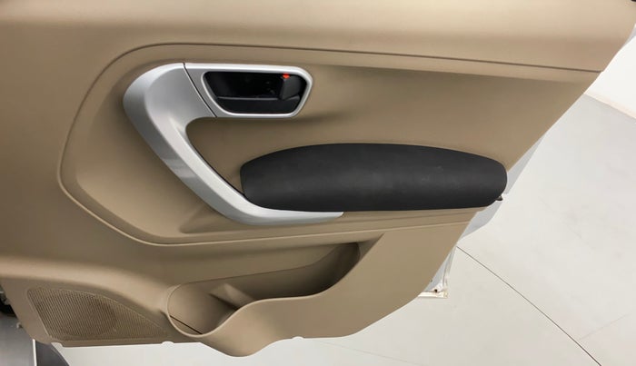 2018 Mahindra TUV300 T10, Diesel, Manual, 40,137 km, Driver Side Door Panels Control