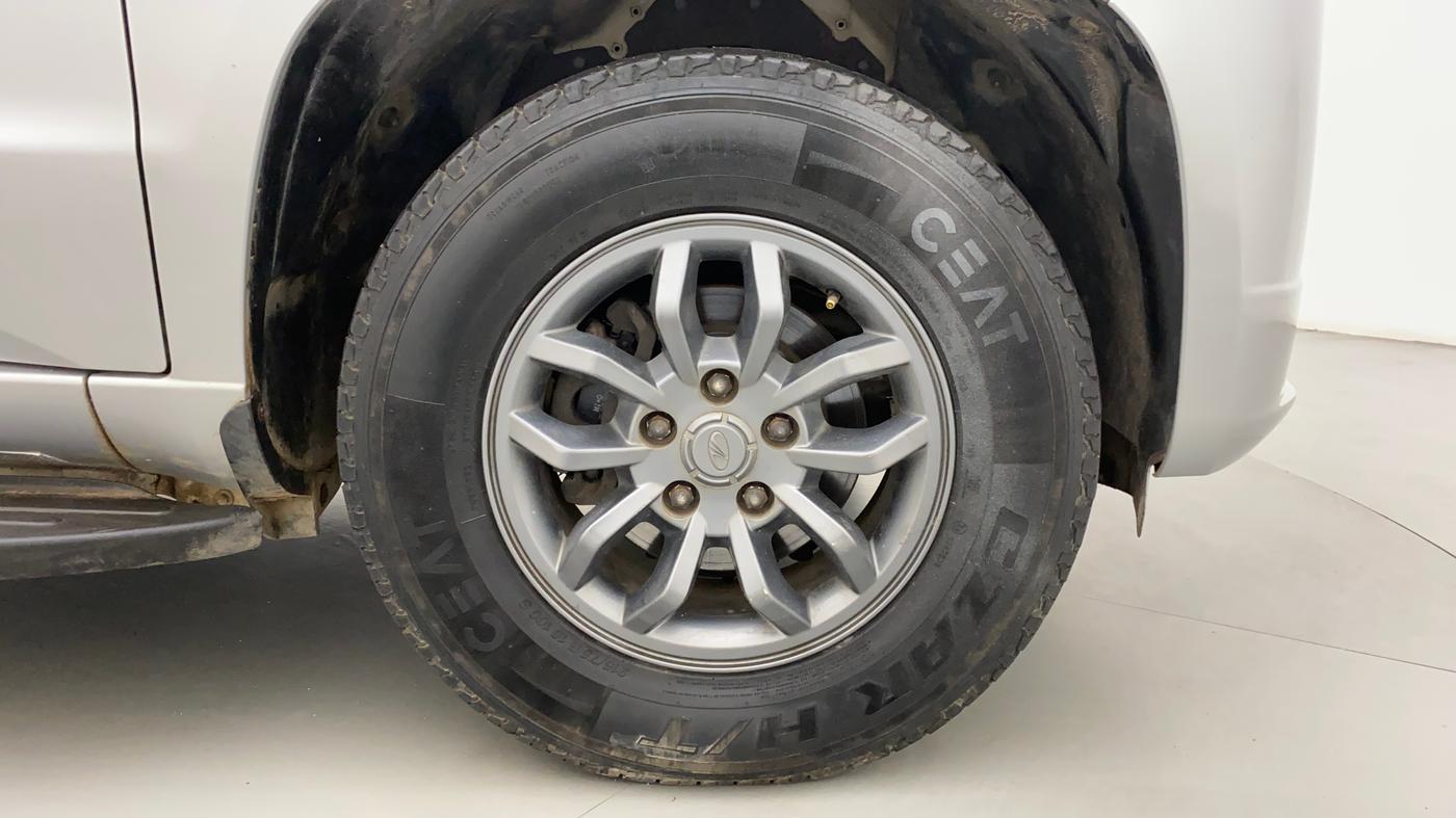 2018 Mahindra TUV300 T10, Diesel, Manual, 40,137 km, Right Front Wheel