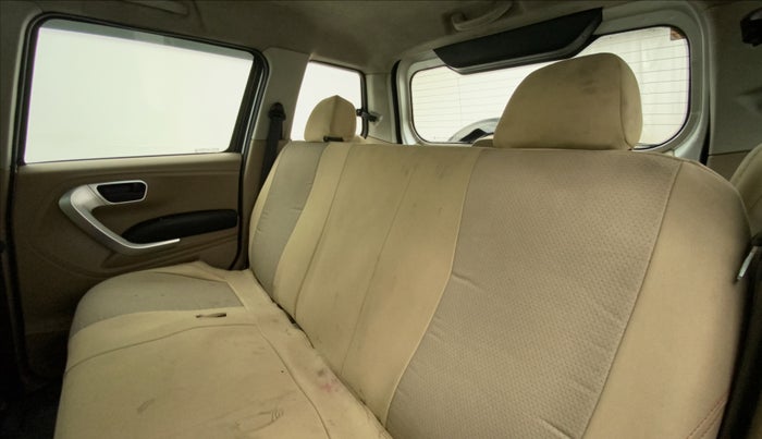 2018 Mahindra TUV300 T10, Diesel, Manual, 40,137 km, Right Side Rear Door Cabin