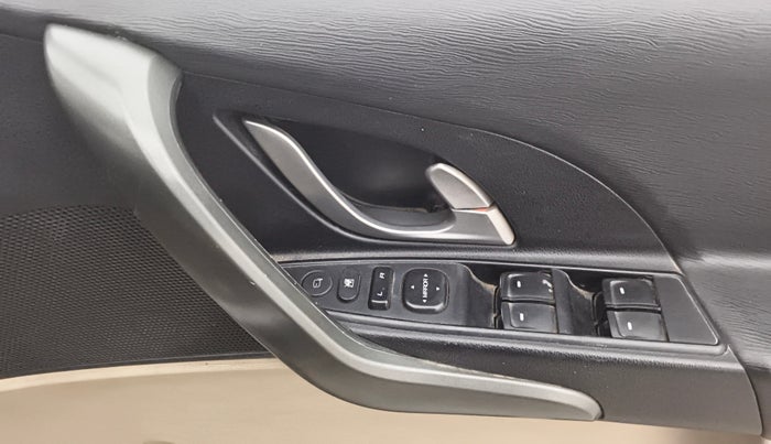 2015 Mahindra XUV500 W8, Diesel, Manual, 86,787 km, Driver Side Door Panels Control