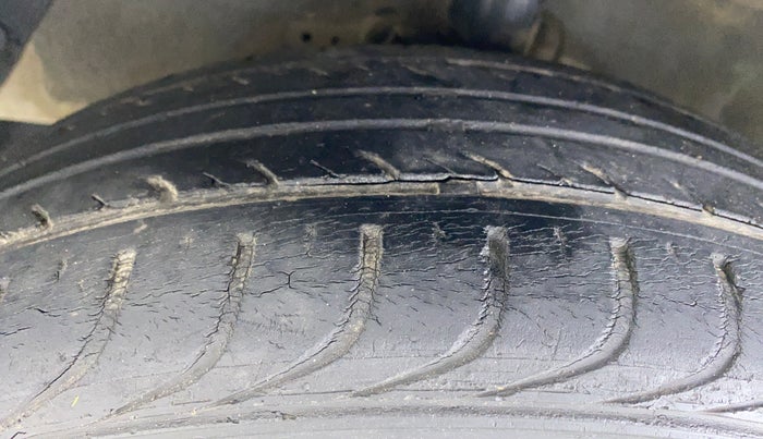 2013 Hyundai i20 MAGNA O 1.2, Petrol, Manual, 37,099 km, Left Front Tyre Tread