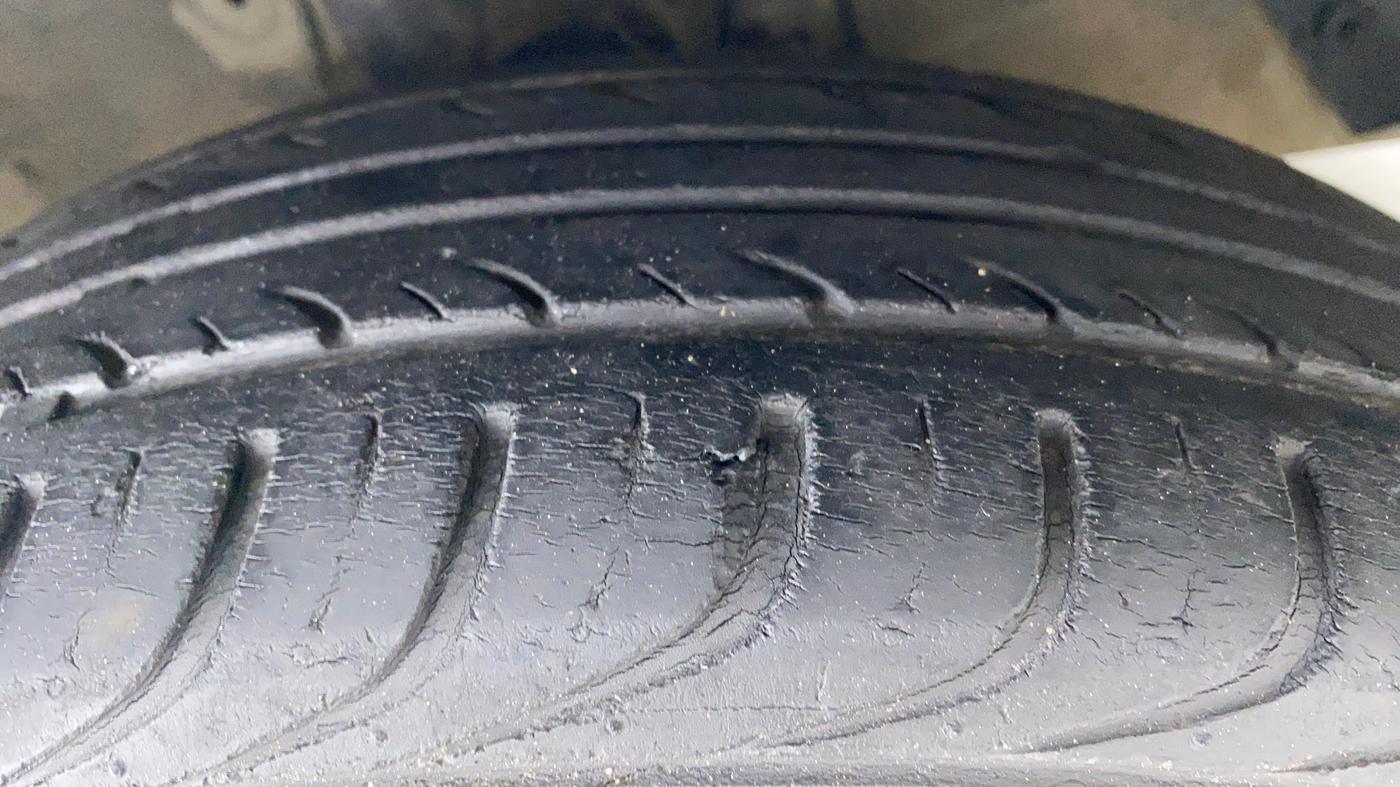 2013 Hyundai i20 MAGNA O 1.2, Petrol, Manual, 37,099 km, Right Front Tyre Tread