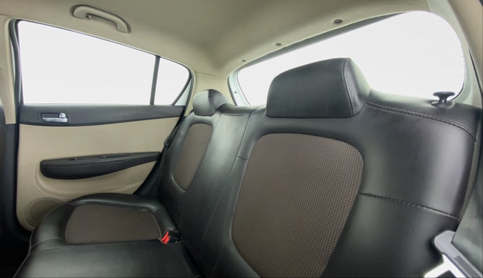 2013 Hyundai i20 MAGNA O 1.2, Petrol, Manual, 37,099 km, Right Side Rear Door Cabin