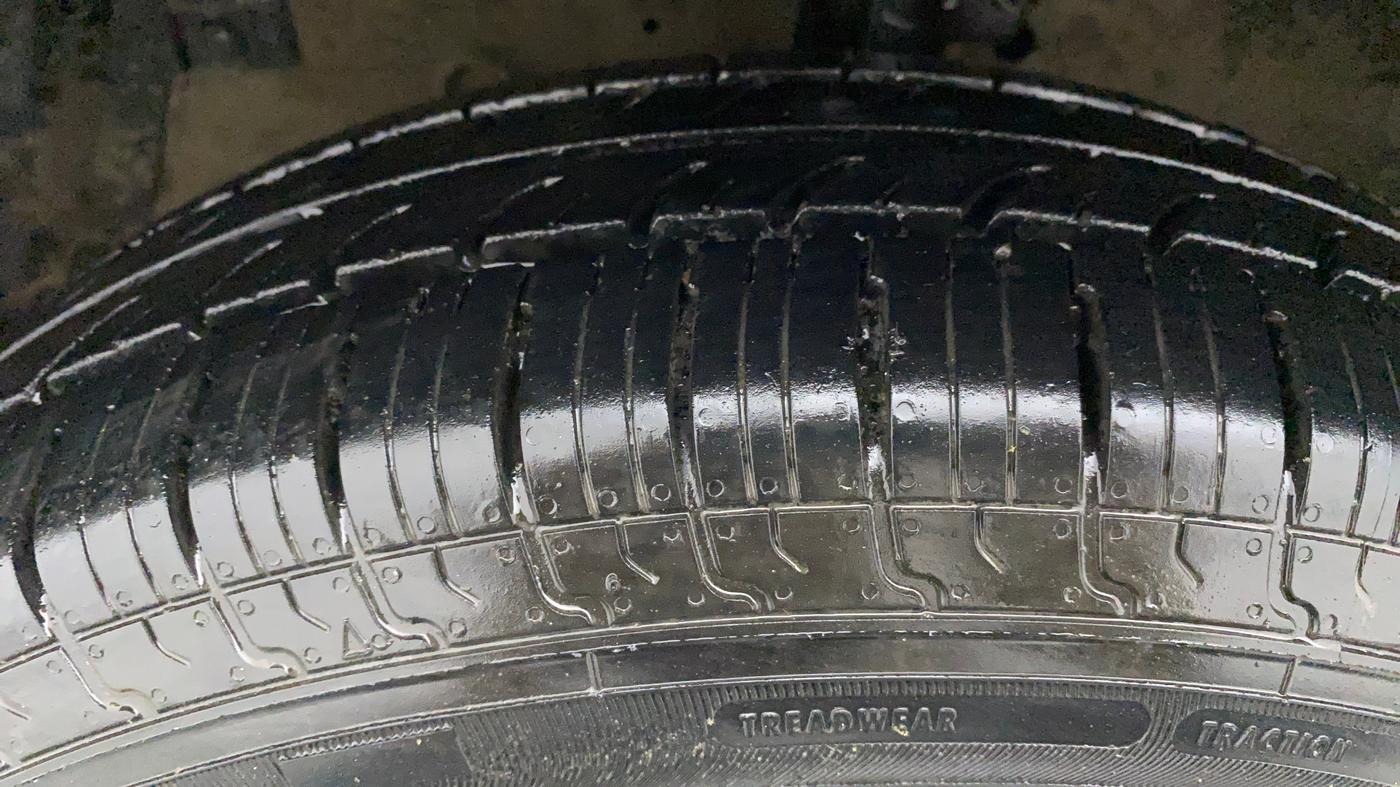 2015 Maruti Swift Dzire VXI, Petrol, Manual, 51,464 km, Left Front Tyre Tread