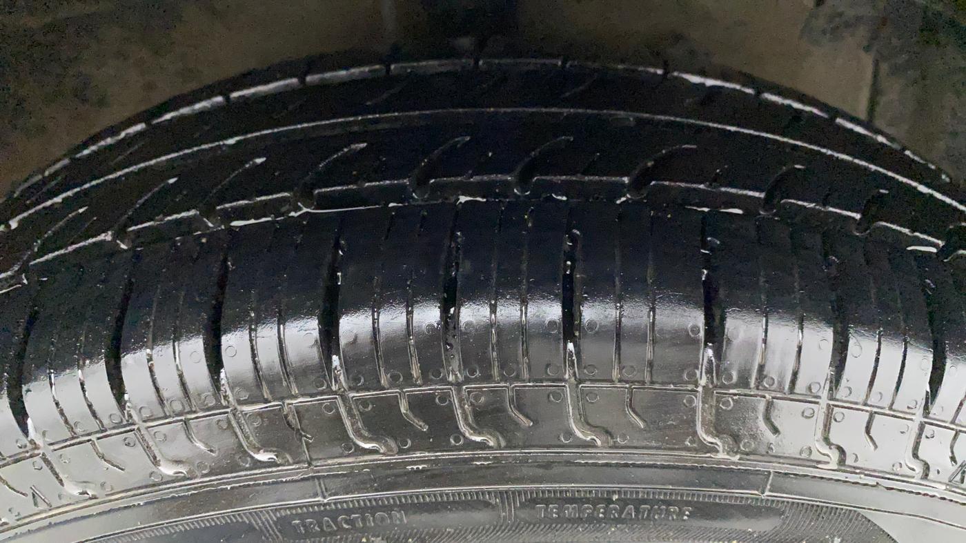 2015 Maruti Swift Dzire VXI, Petrol, Manual, 51,464 km, Right Front Tyre Tread