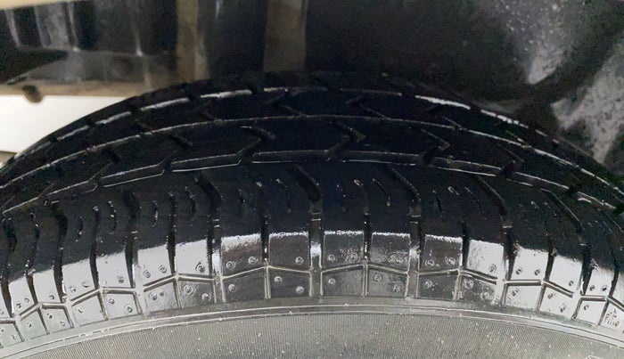 2015 Maruti Swift Dzire VXI, Petrol, Manual, 51,464 km, Right Rear Tyre Tread