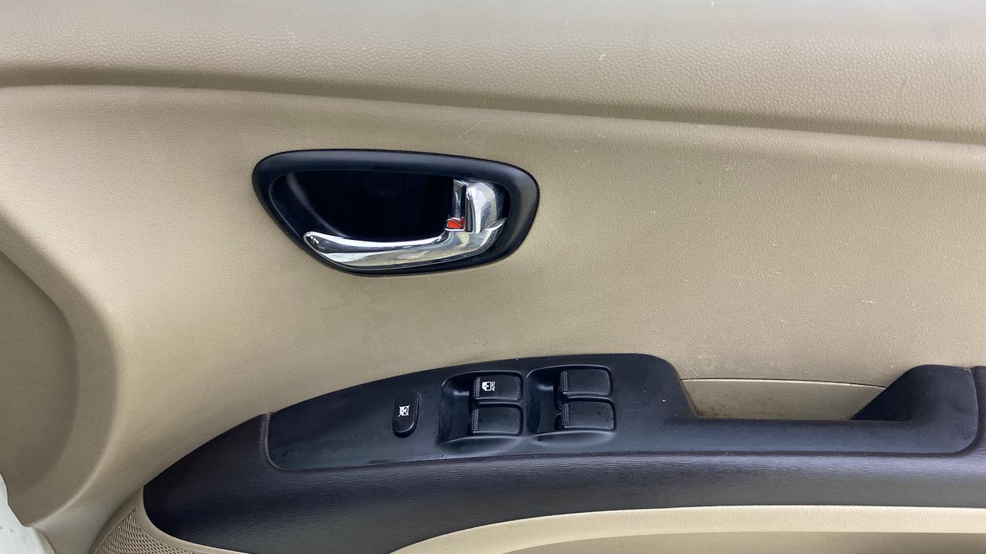 2012 Hyundai i10 MAGNA 1.1, Petrol, Manual, 66,667 km, Driver Side Door Panels Control