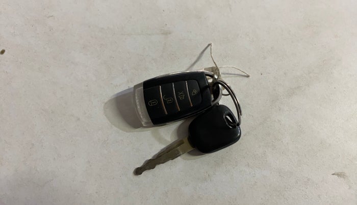 2019 Maruti Dzire LXI, CNG, Manual, 67,921 km, Key Close Up