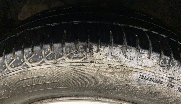 2019 Maruti Dzire LXI, CNG, Manual, 67,921 km, Left Front Tyre Tread