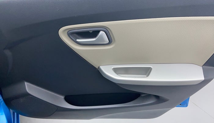 2017 Maruti Alto K10 VXI P, Petrol, Manual, 24,973 km, Driver Side Door Panel Controls