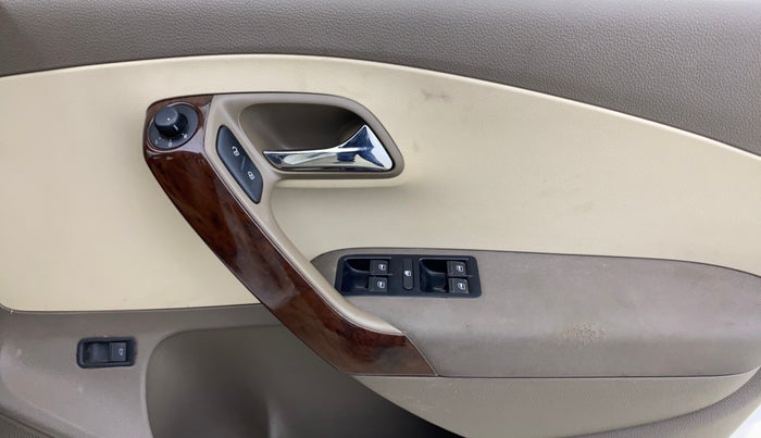 2014 Skoda Rapid AMBITION 1.6 MPI MT PLUS, Petrol, Manual, 45,837 km, Driver Side Door Panels Control