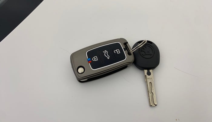 2014 Skoda Rapid AMBITION 1.6 MPI MT PLUS, Petrol, Manual, 45,837 km, Key Close Up