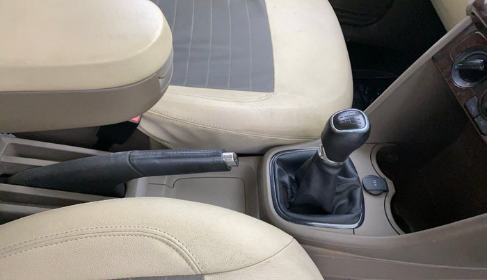 2014 Skoda Rapid AMBITION 1.6 MPI MT PLUS, Petrol, Manual, 45,837 km, Gear Lever