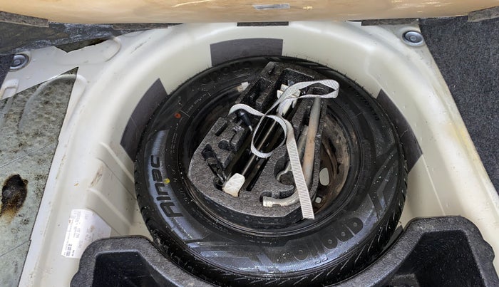 2014 Skoda Rapid AMBITION 1.6 MPI MT PLUS, Petrol, Manual, 45,837 km, Spare Tyre