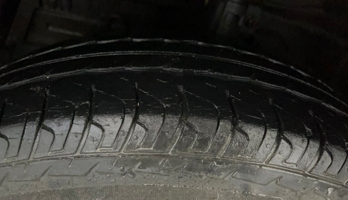 2016 Maruti Swift LXI (O), Petrol, Manual, 28,740 km, Left Front Tyre Tread