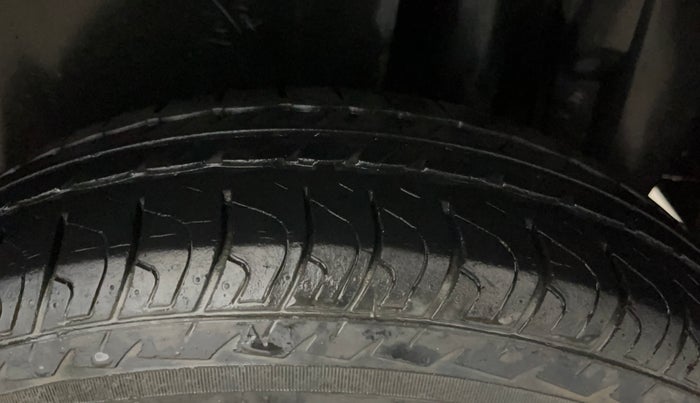 2016 Maruti Swift LXI (O), Petrol, Manual, 28,740 km, Left Rear Tyre Tread