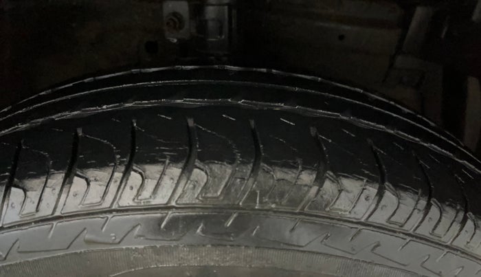 2016 Maruti Swift LXI (O), Petrol, Manual, 28,740 km, Right Front Tyre Tread