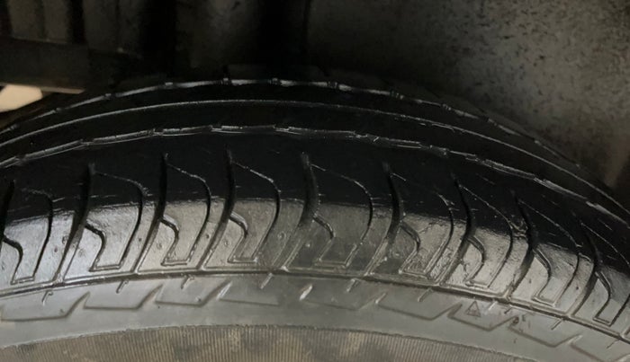 2016 Maruti Swift LXI (O), Petrol, Manual, 28,740 km, Right Rear Tyre Tread