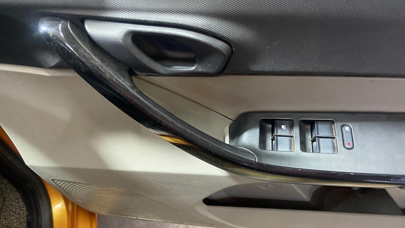 2018 Tata Tiago XT PETROL, Petrol, Manual, 69,042 km, Driver Side Door Panels Control