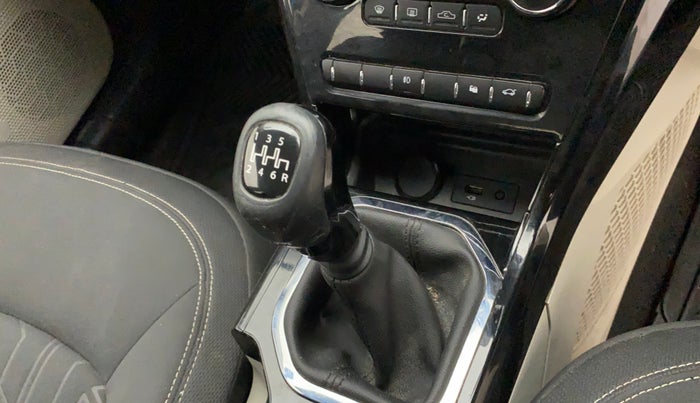 2020 Tata NEXON XZ PLUS PETROL, Petrol, Manual, 67,272 km, Gear lever - Knob cover torn