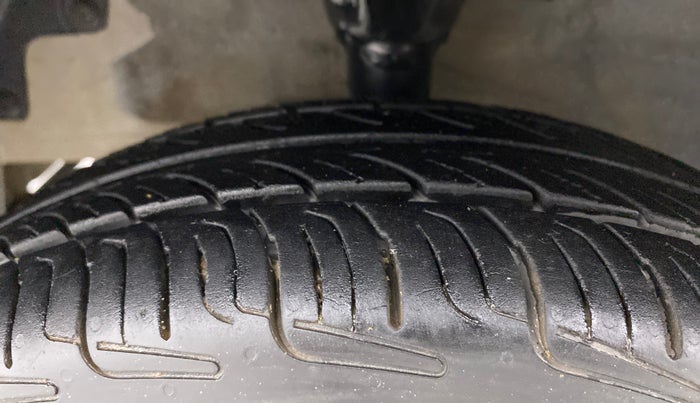 2011 Hyundai Eon ERA, Petrol, Manual, 1,00,033 km, Left Front Tyre Tread