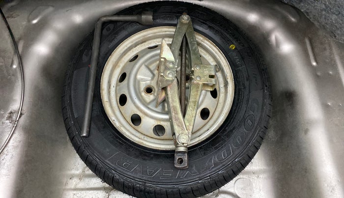 2011 Hyundai Eon ERA, Petrol, Manual, 1,00,033 km, Dicky (Boot door) - Tool missing