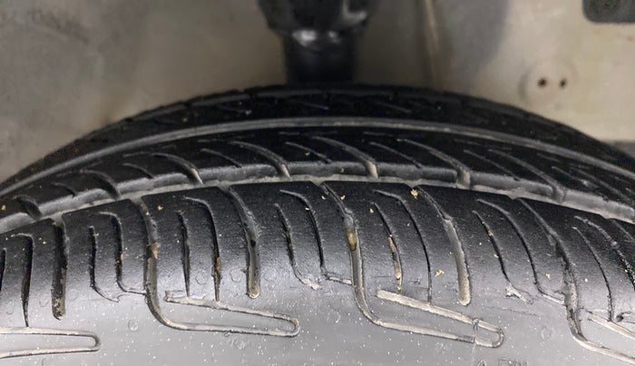 2011 Hyundai Eon ERA, Petrol, Manual, 1,00,033 km, Right Front Tyre Tread