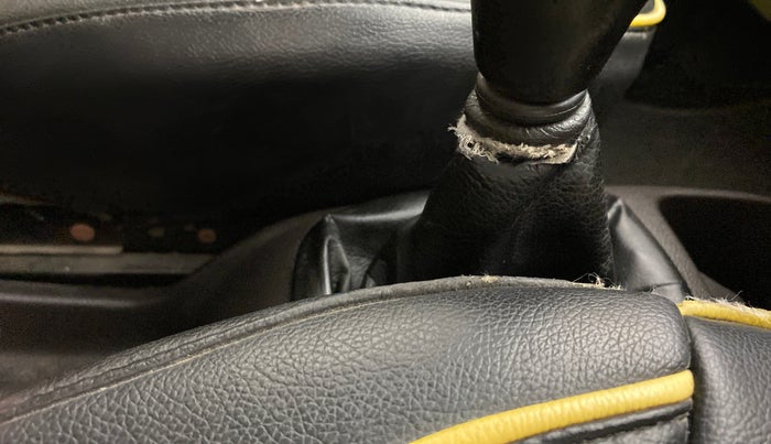 2011 Hyundai Eon ERA, Petrol, Manual, 1,00,033 km, Gear lever - Boot cover slightly torn