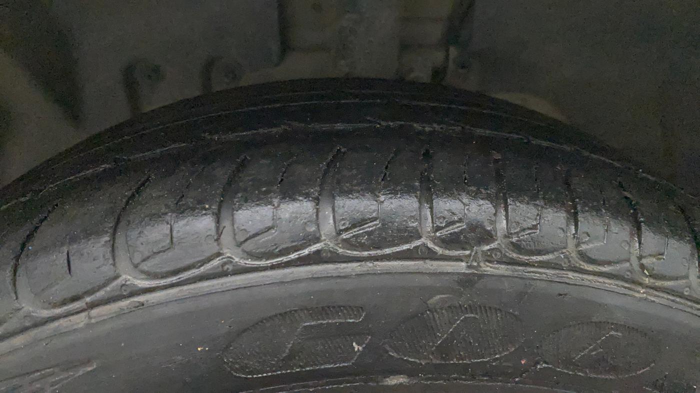2015 Ford Ecosport TITANIUM 1.5L DIESEL, Diesel, Manual, 1,14,073 km, Left Front Tyre Tread