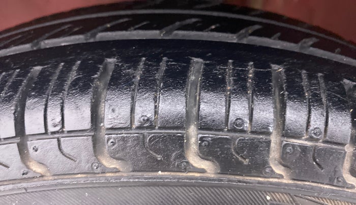 2015 Maruti Alto 800 LXI, Petrol, Manual, 70,861 km, Left Front Tyre Tread
