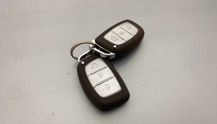 2023 Hyundai AURA SX PLUS 1.2 AMT, Petrol, Automatic, 18,474 km, Key Close Up