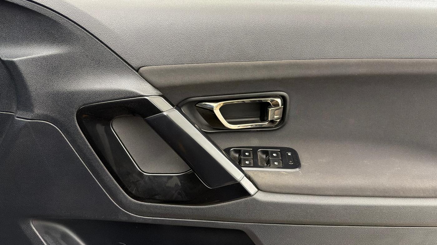 2022 Tata Harrier XTA PLUS 2.0L KRYOTEC DARK EDITION, Diesel, Automatic, 68,413 km, Driver Side Door Panels Control