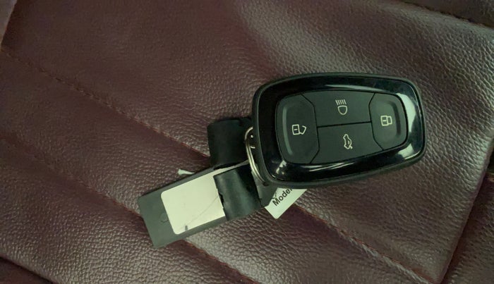 2024 Tata NEXON FEARLESS SUNROOF DUAL TONE 1.2 PETROL, Petrol, Manual, 28,669 km, Key Close Up