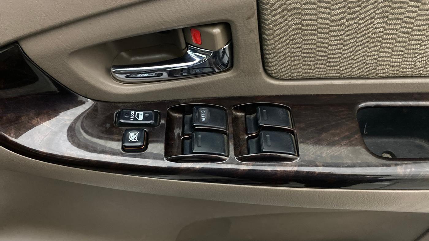 2015 Toyota Innova 2.5 VX 8 STR, Diesel, Manual, 55,485 km, Driver Side Door Panels Control