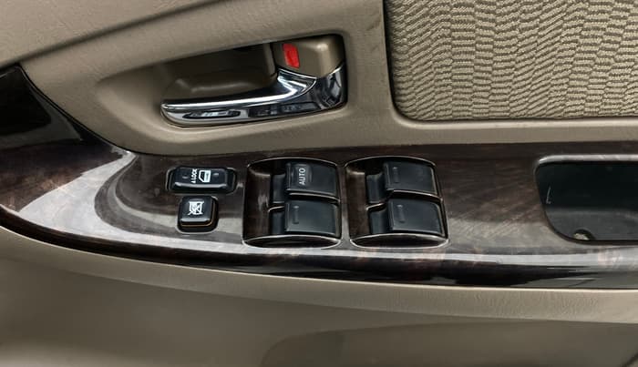 2015 Toyota Innova 2.5 VX 8 STR, Diesel, Manual, 55,485 km, Driver Side Door Panels Control