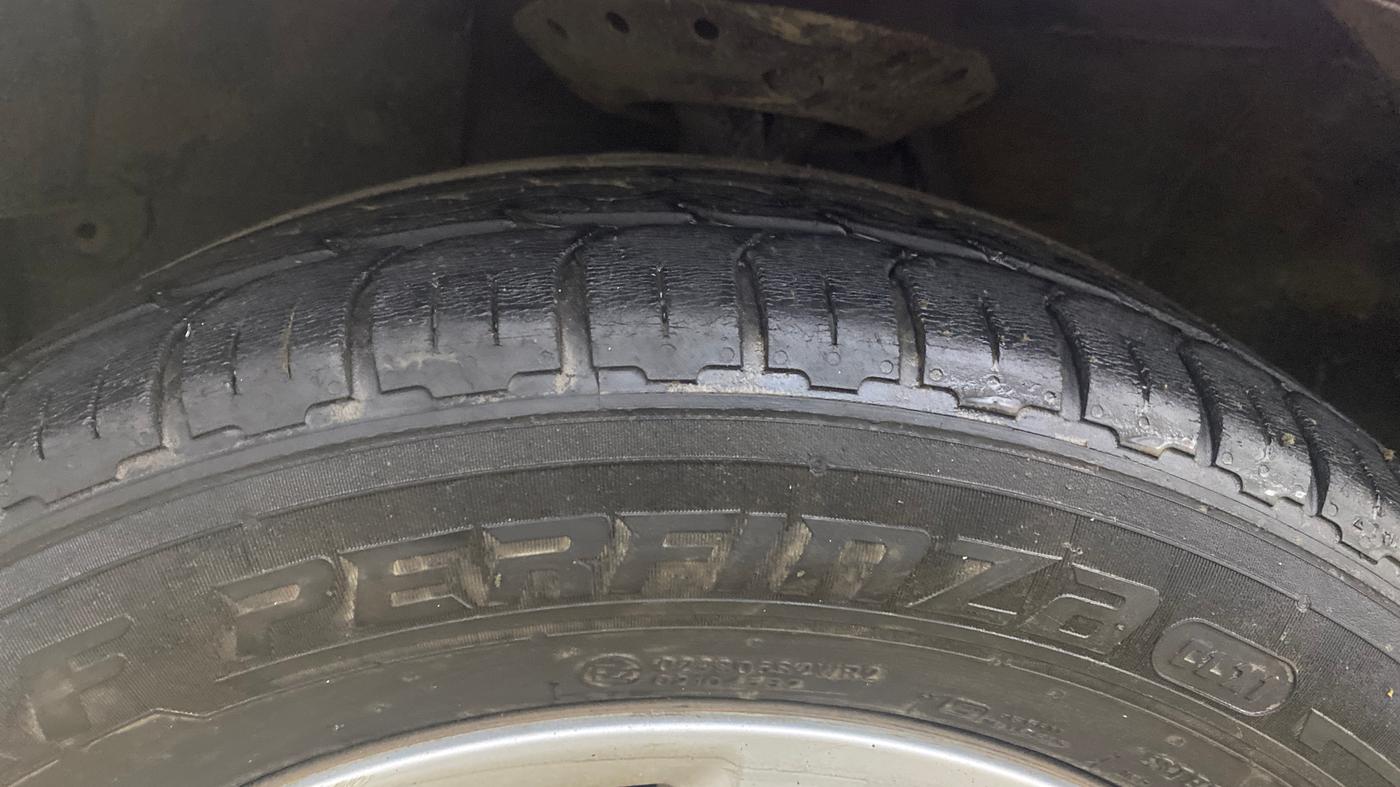 2014 Honda Mobilio 1.5L I-DTEC S, Diesel, Manual, 1,20,361 km, Left Front Tyre Tread