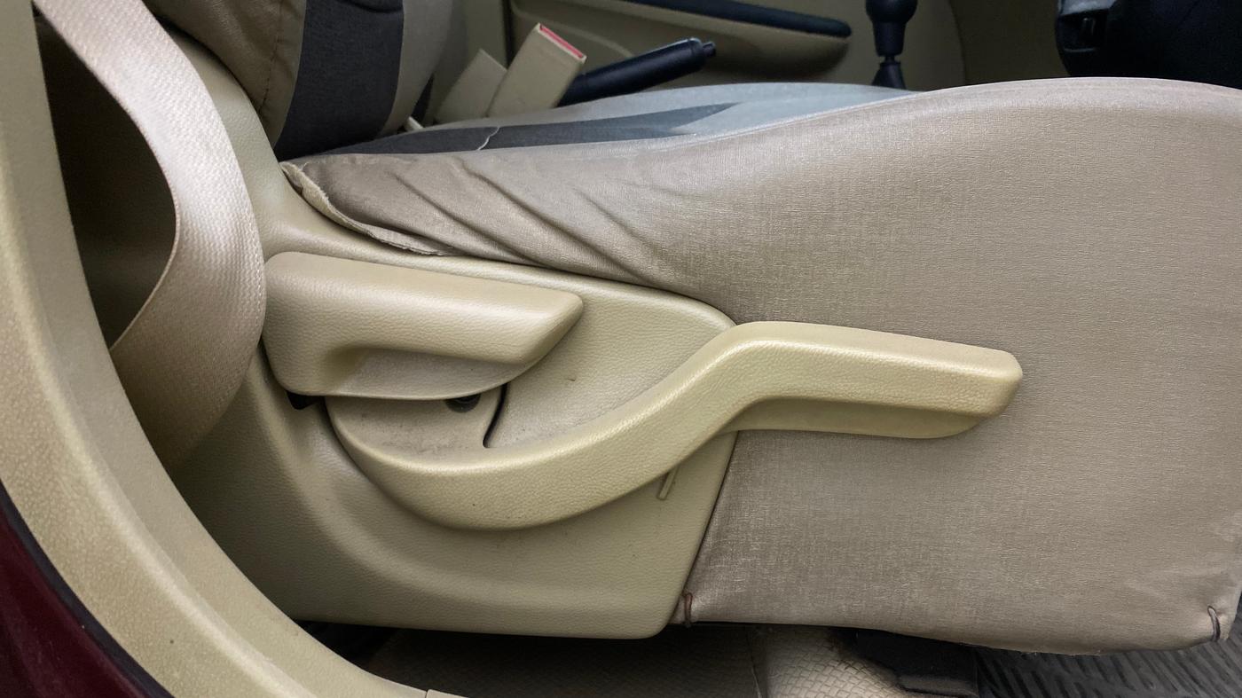 2014 Honda Mobilio 1.5L I-DTEC S, Diesel, Manual, 1,20,361 km, Driver Side Adjustment Panel