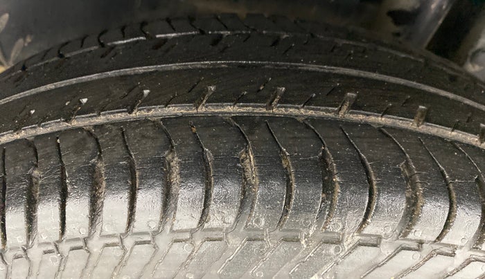 2014 Maruti Swift Dzire VXI, Petrol, Manual, 39,070 km, Left Rear Tyre Tread