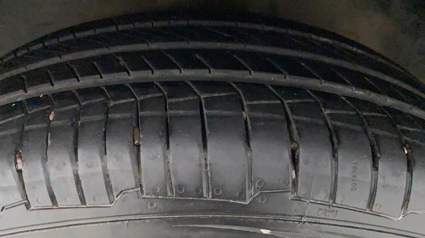 2011 Toyota Etios Liva G, Petrol, Manual, 28,822 km, Right Front Tyre Tread