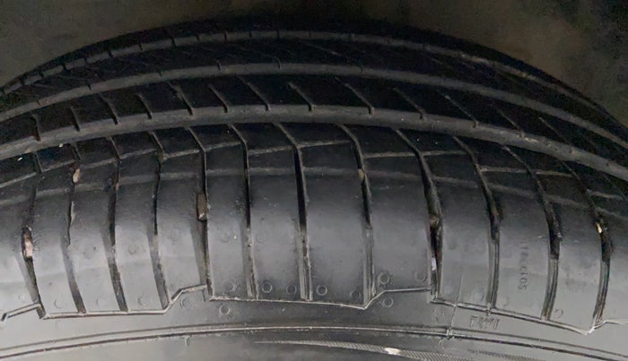 2011 Toyota Etios Liva G, Petrol, Manual, 28,822 km, Right Front Tyre Tread