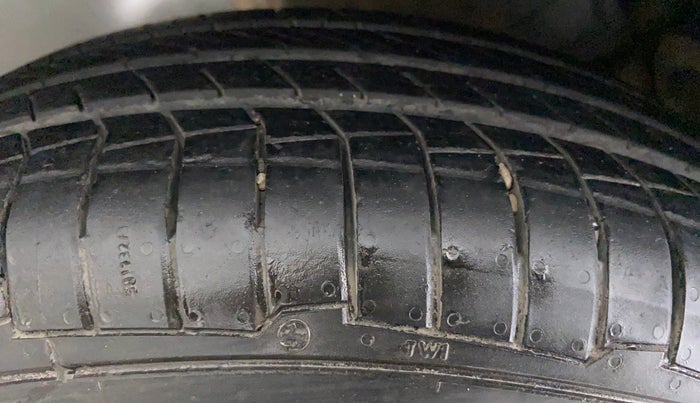 2011 Toyota Etios Liva G, Petrol, Manual, 28,822 km, Right Rear Tyre Tread