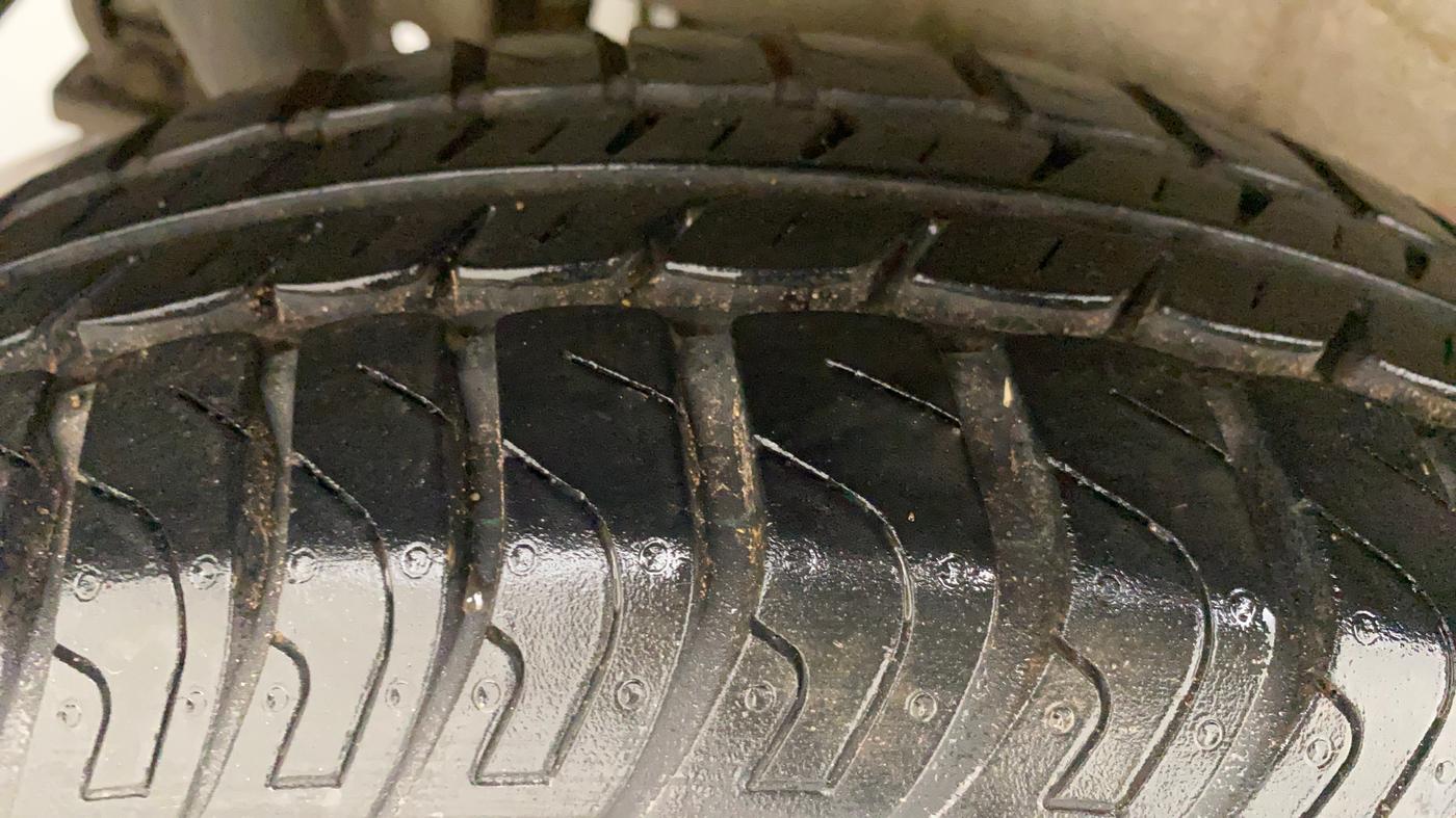 2015 Maruti Wagon R 1.0 VXI AMT, Petrol, Automatic, 38,523 km, Right Rear Tyre Tread