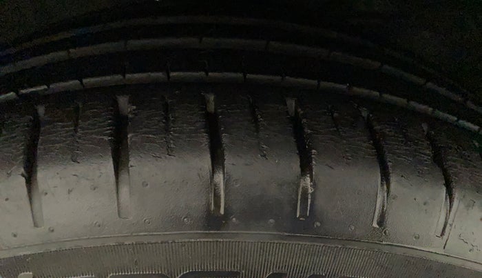 2018 Maruti Baleno ZETA CVT PETROL 1.2, Petrol, Automatic, 29,002 km, Right Front Tyre Tread
