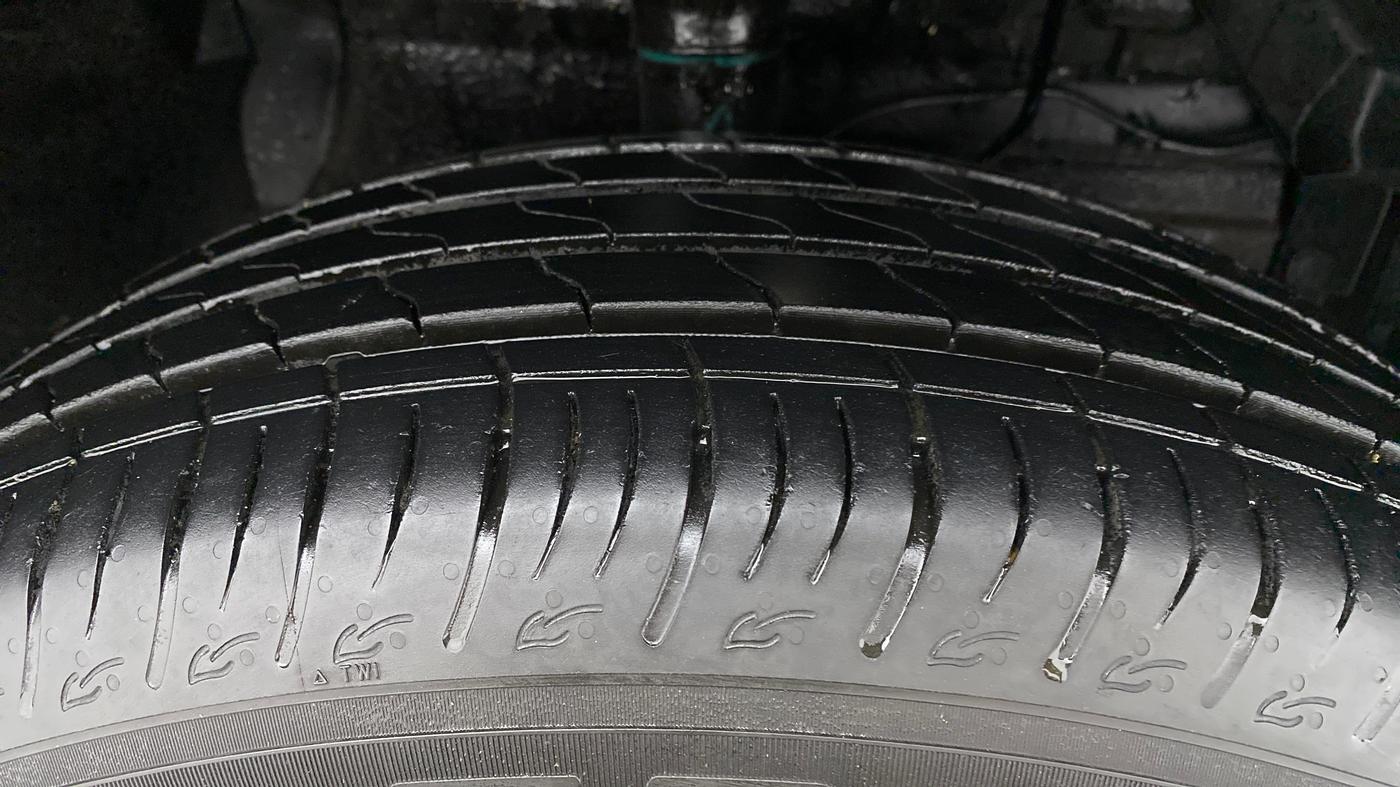 2022 Maruti BREZZA ZXI + AT SMART HYBRID, Petrol, Automatic, 5,962 km, Right Front Tyre Tread