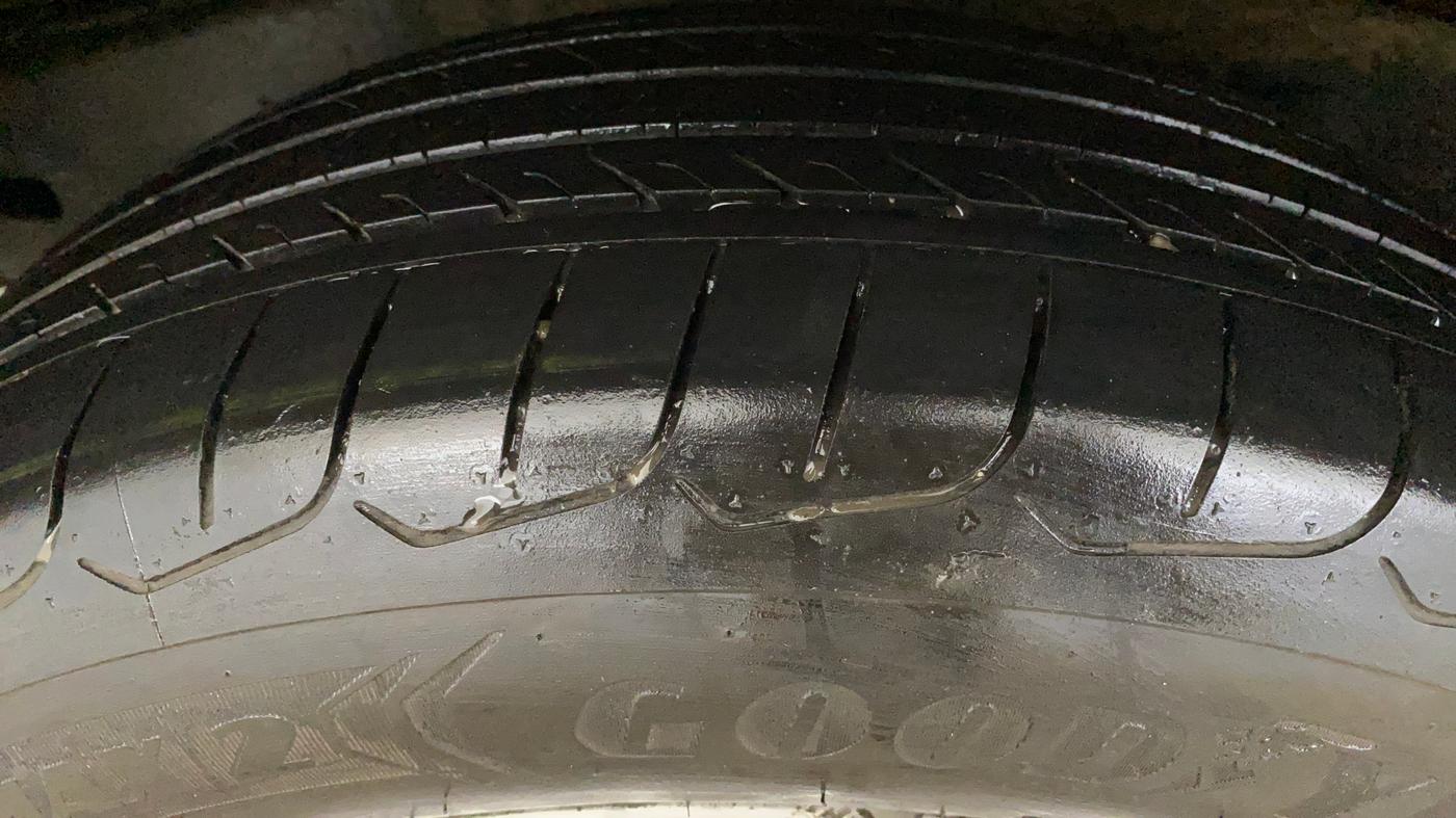 2018 Toyota Innova Crysta 2.7 GX 8 STR, Petrol, Manual, 67,217 km, Right Rear Tyre Tread