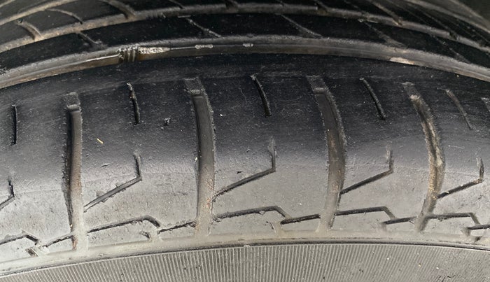 2013 Renault Duster 85 PS RXL DIESEL, Diesel, Manual, 91,445 km, Left Front Tyre Tread