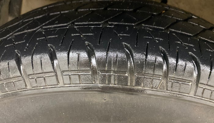 2015 Maruti Swift VXI, Petrol, Manual, 83,369 km, Left Front Tyre Tread