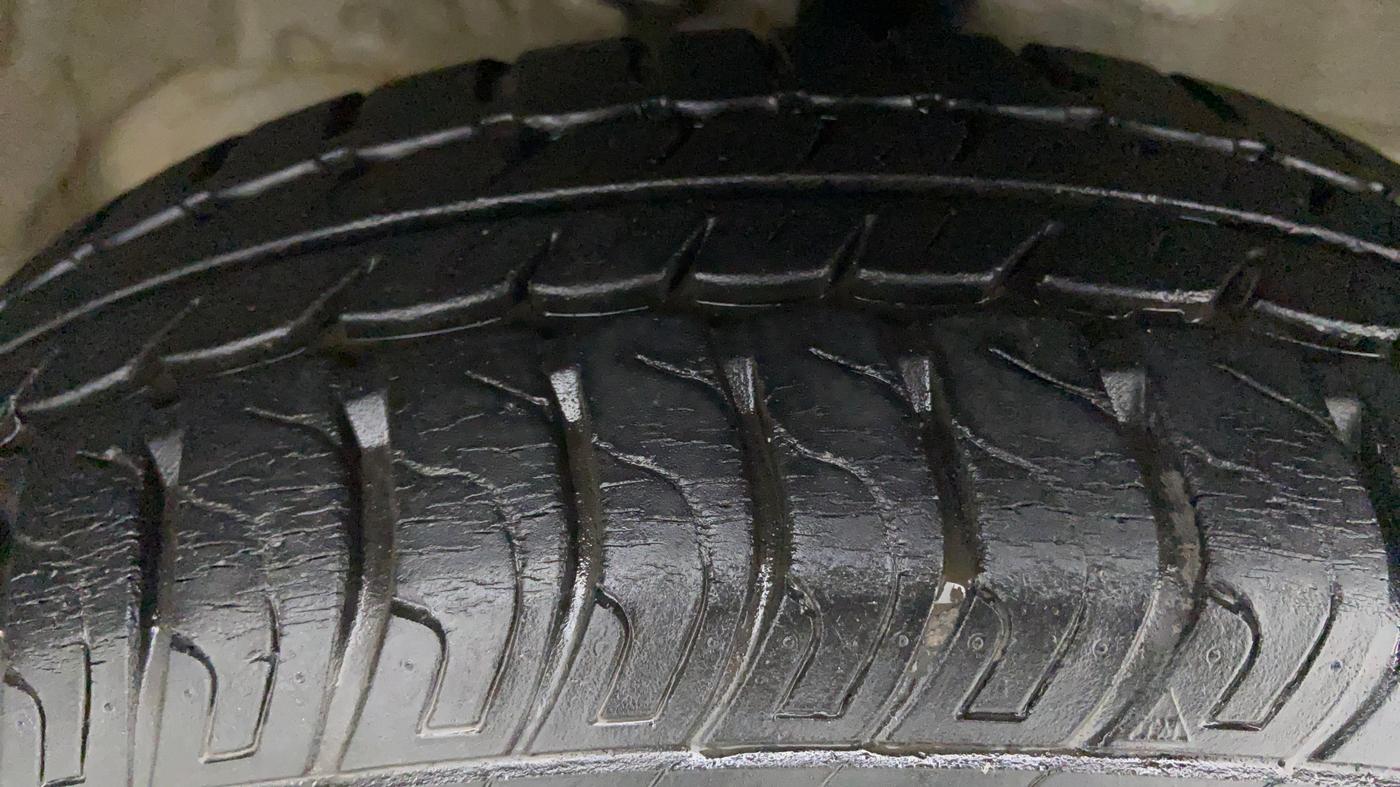 2016 Maruti Wagon R 1.0 VXI AMT, Petrol, Automatic, 14,321 km, Left Front Tyre Tread