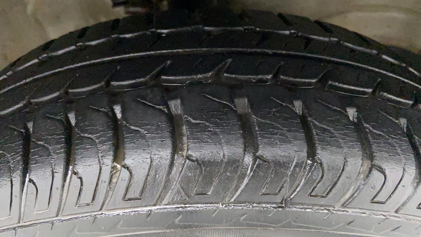 2016 Maruti Wagon R 1.0 VXI AMT, Petrol, Automatic, 14,321 km, Right Front Tyre Tread