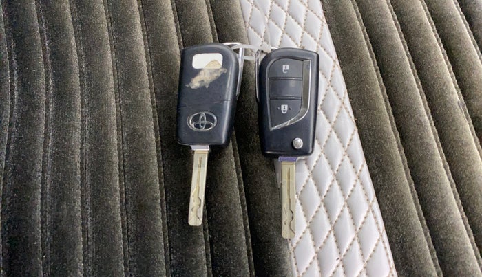 2018 Toyota Innova Crysta 2.4 GX 8 STR, Diesel, Manual, 1,06,871 km, Key Close Up